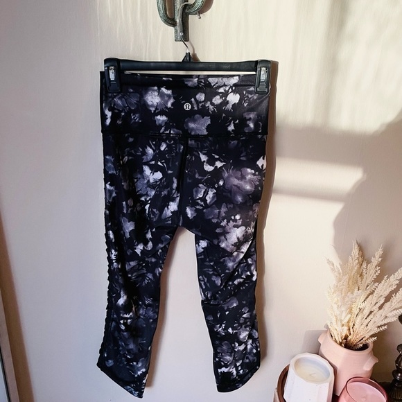 Lululemon Sunshine Salutation Crop Full-On Luxtreme Legging - Picture 6 of 8